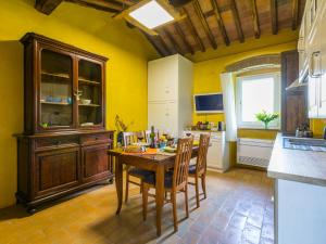 uma cozinha com mesa e cadeiras num quarto em Apartment Casa Alessia by Interhome em Tavarnelle in Val di Pesa