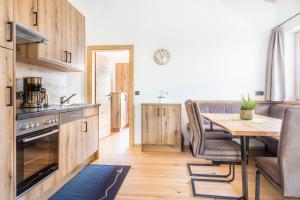 Kuchyňa alebo kuchynka v ubytovaní Appartement Bergpanorama Brandegg