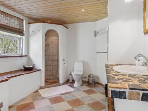 Koupelna v ubytování Holiday Home Petri - 500m from the sea by Interhome