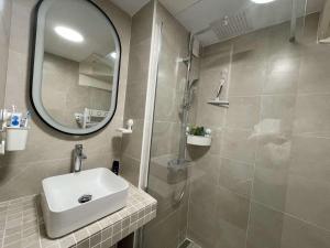 y baño con lavabo y espejo. en Appartement La Croix-Valmer, 3 pièces, 6 personnes - FR-1-226B-152, en La Croix-Valmer
