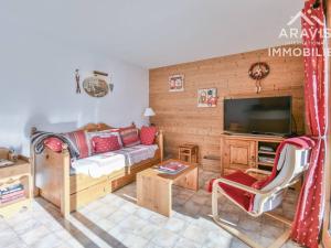 a living room with a couch and a television at Appartement Le Grand-Bornand, 2 pièces, 4 personnes - FR-1-391-110 in Le Grand-Bornand