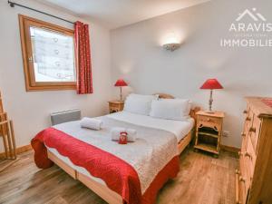 a bedroom with a bed with two towels on it at Appartement Le Grand-Bornand, 2 pièces, 4 personnes - FR-1-391-110 in Le Grand-Bornand