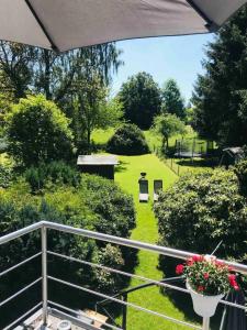 balcone con vista sul giardino. di Eifelliebe Roetgen a Roetgen