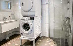 RefteleにあるAmazing Home In Reftele With Saunaのバスルーム(シャワー付)の洗濯機が備わります。