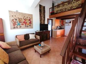 Villetta dei Ginepri في كوستا باراديسو: غرفة معيشة بها أريكة وطاولة