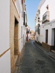 una calle vacía en un callejón entre edificios en Carmona Center Apartment, en Carmona