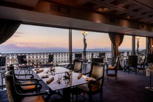 a restaurant with a table and chairs and a large window at Grand Hotel Parker's in Naples