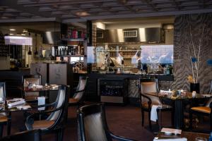 a restaurant with tables and chairs and a bar at Grand Hotel Parker's in Naples