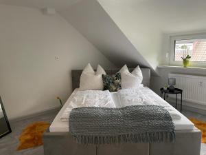 a bedroom with a large bed with white sheets and pillows at WEN Königsberger,ruhige DG-Wohnung in Weiden,2 Schlafzimmer,Parkplatz, zentral! in Weiden
