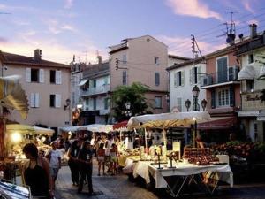 a group of people walking around an outdoor market at Mazet rénové à Ste-Maxime, 3 pièces, 6 couchages, centre-ville, plage à 500m - FR-1-226-517 in Sainte-Maxime