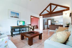 sala de estar con sofá y mesa en Ereza Villa Paraiso en La Oliva