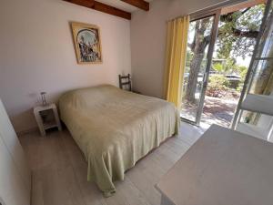 um quarto com uma cama e uma grande janela em Villa La Croix-Valmer, 4 pièces, 6 personnes - FR-1-726-7 em La Croix-Valmer