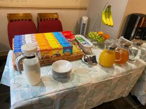 una mesa con una cesta de leche y zumo. en Newcastle House Rothbury en Rothbury