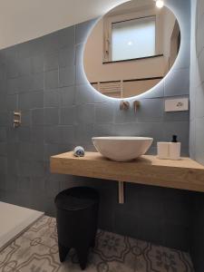 ein Bad mit einem Waschbecken und einem Spiegel in der Unterkunft Casa Aicardi in Alassio
