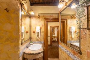 ein Badezimmer mit zwei Waschbecken und einem großen Spiegel in der Unterkunft iFlat Golden Gem in Trevi in Rom + 27 Fotos