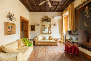 ein Wohnzimmer mit einer Couch und einem Spiegel in der Unterkunft iFlat Golden Gem in Trevi in Rom