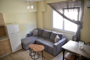 uma sala de estar com um sofá e uma mesa em Lovely apartment em Alexandroupoli