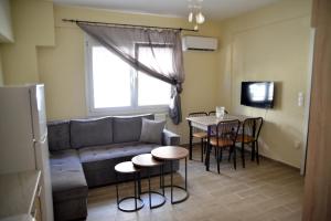 een woonkamer met een bank en een tafel bij Lovely apartment in Alexandroupoli