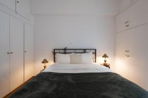 Artistic Retreat in Athens heart tesisinde bir odada yatak veya yataklar