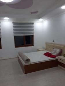 a bedroom with a bed and a window at Orkide in Sheki