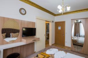 Uma TV ou centro de entretenimento em Punto Suite