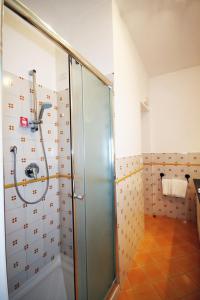 baño con ducha y puerta de cristal en Cavalluccio Marino, en Anacapri
