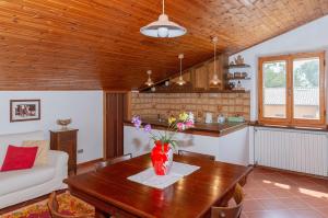 a living room with a table with flowers on it at Assisi Green Country Apt with parking & Netflix in Assisi