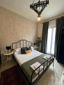 sypialnia z dużym łóżkiem przed ścianą z cegły w obiekcie Ambra Boutique Hotel w Mediolanie