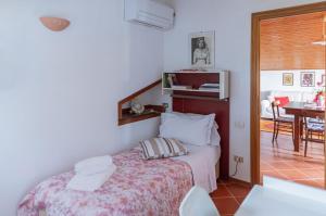 a bedroom with a bed and a dining room with a table at Assisi Green Country Apt with parking & Netflix in Assisi