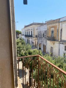 balcone con vista sulla città. di CasaLinda a Soleto