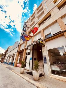 un hotel newawi en una calle de la ciudad en Tortosa Parc en Tortosa