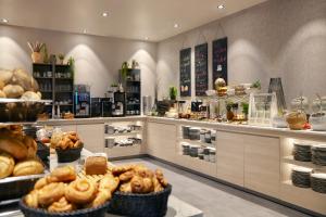 eine Bäckerei mit Brot und Gebäck vorhanden in der Unterkunft acora Düsseldorf Airport Living the City in Düsseldorf