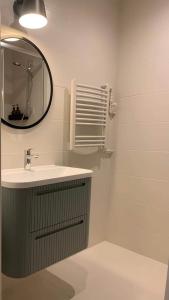 W łazience znajduje się umywalka i lustro. w obiekcie Łęgucki Młyn w mieście Gietrzwałd