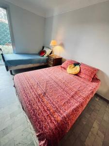 um quarto com uma cama com um edredão vermelho em Perle Rare Dispo festival Cannes Bord de Mer 4P em Cannes