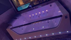 eine Badewanne mit Beleuchtung in einem Zimmer in der Unterkunft The Palms Resort (3) in Riad