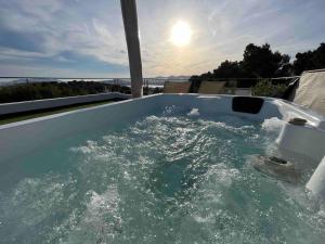 a jacuzzi tub with the ocean in the background at 2b room house with sea view hidromassage and bbq in Talamanca