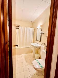 a bathroom with a toilet and a sink at Tortosa Parc in Tortosa