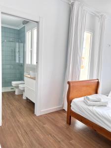 ein Schlafzimmer mit einem Bett und ein Badezimmer mit einer Dusche in der Unterkunft Ático con Vistas in Vélez Rubio