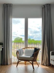 uma sala de estar com uma cadeira e uma grande janela em Ático con Vistas em Vélez-Rubio