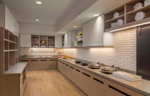 A kitchen or kitchenette at Hyatt House Portland/Beaverton