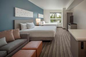 um quarto de hotel com uma cama e um sofá em Hyatt House Portland/Beaverton em Beaverton