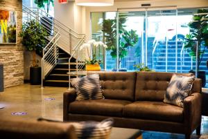 Posezení v ubytování Wingate by Wyndham Bronx Haven Park + 37 fotografií