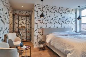 1 dormitorio con cama y papel pintado con motivos florales en Kamerrijk, en Pepingen