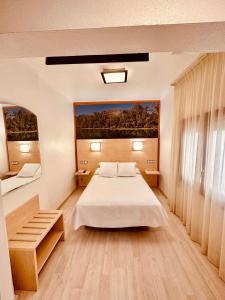 1 dormitorio con 1 cama y una pintura en la pared en Tortosa Parc, en Tortosa