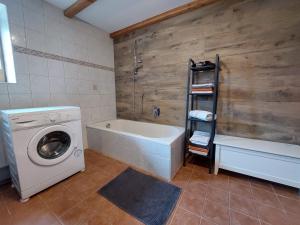 A bathroom at Ferienwohnung Neuheim