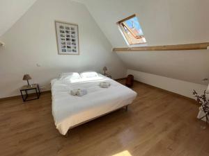 um quarto com uma cama com duas toalhas em Opale YourHostHelper em Luc-sur-Mer