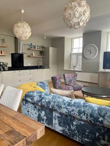 Χώρος καθιστικού στο Luxurious 2 bedroom apartment in central Berwick