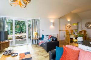 sala de estar con sofá y mesa en Bosinver Farm Cottages Well Close en St Austell