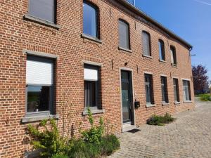 a brick building with windows on the side of it at Kamerrijk in Pepingen
