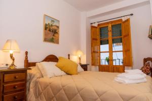 普列戈德科爾多瓦的住宿－La Tesela，一间卧室设有一张床和一个窗口